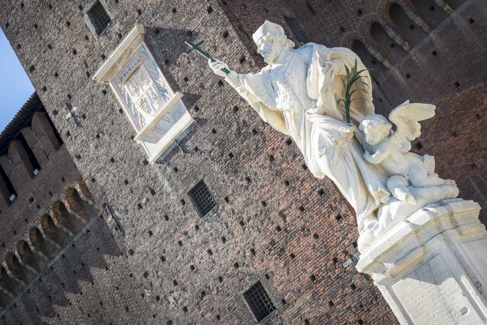 Castello sforzesco statua