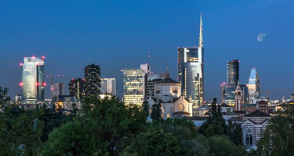 Milano skyline notte